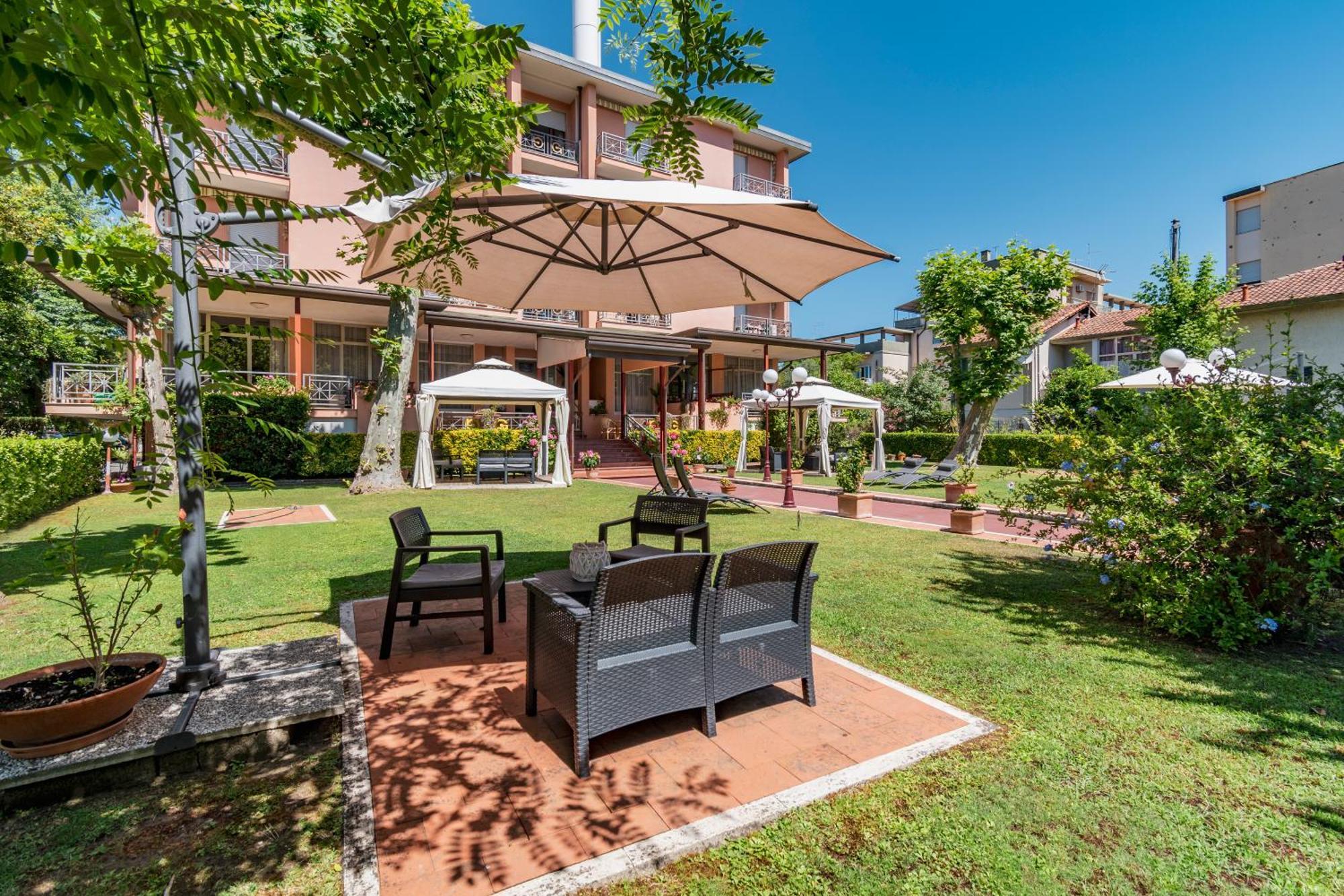 Hotel Gabrini Marina di Massa Dış mekan fotoğraf