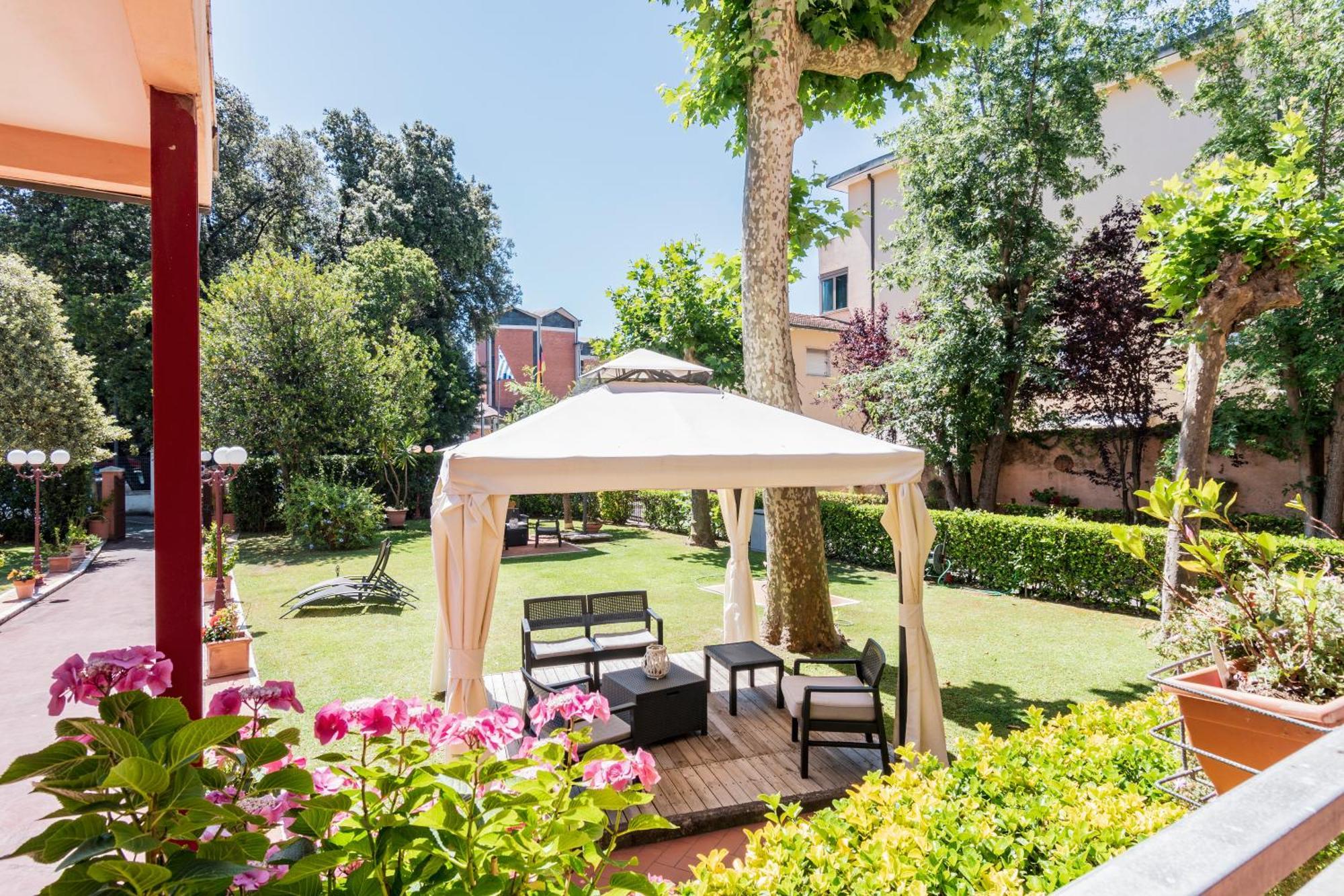 Hotel Gabrini Marina di Massa Dış mekan fotoğraf