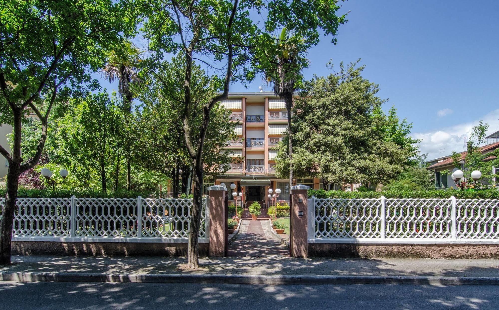 Hotel Gabrini Marina di Massa Dış mekan fotoğraf