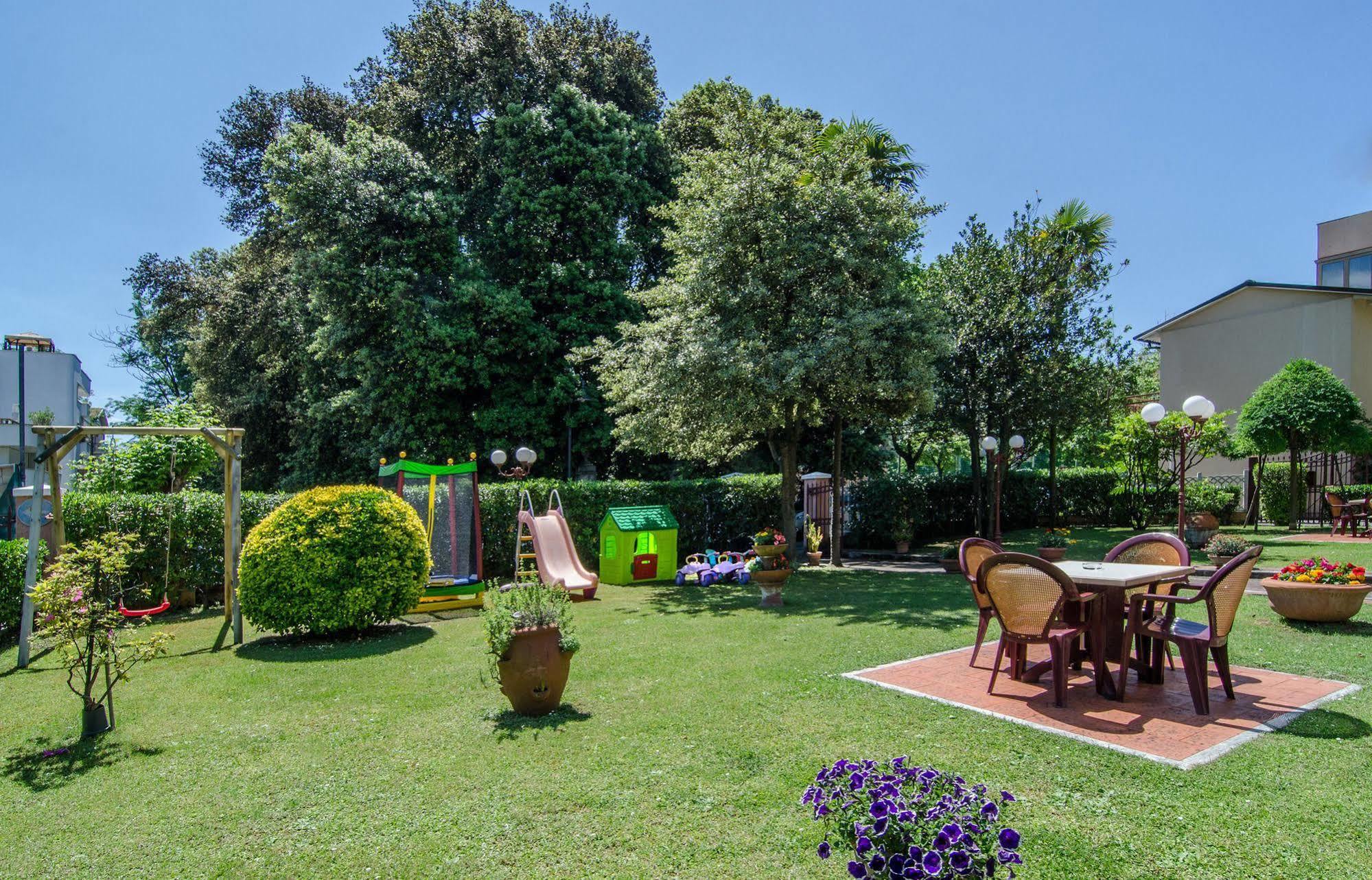 Hotel Gabrini Marina di Massa Dış mekan fotoğraf